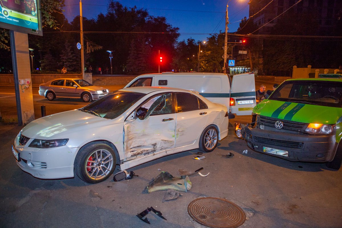 Водитель иномарки хотел свернуть влево, но столкнулся с автомобилем инкассаторов 