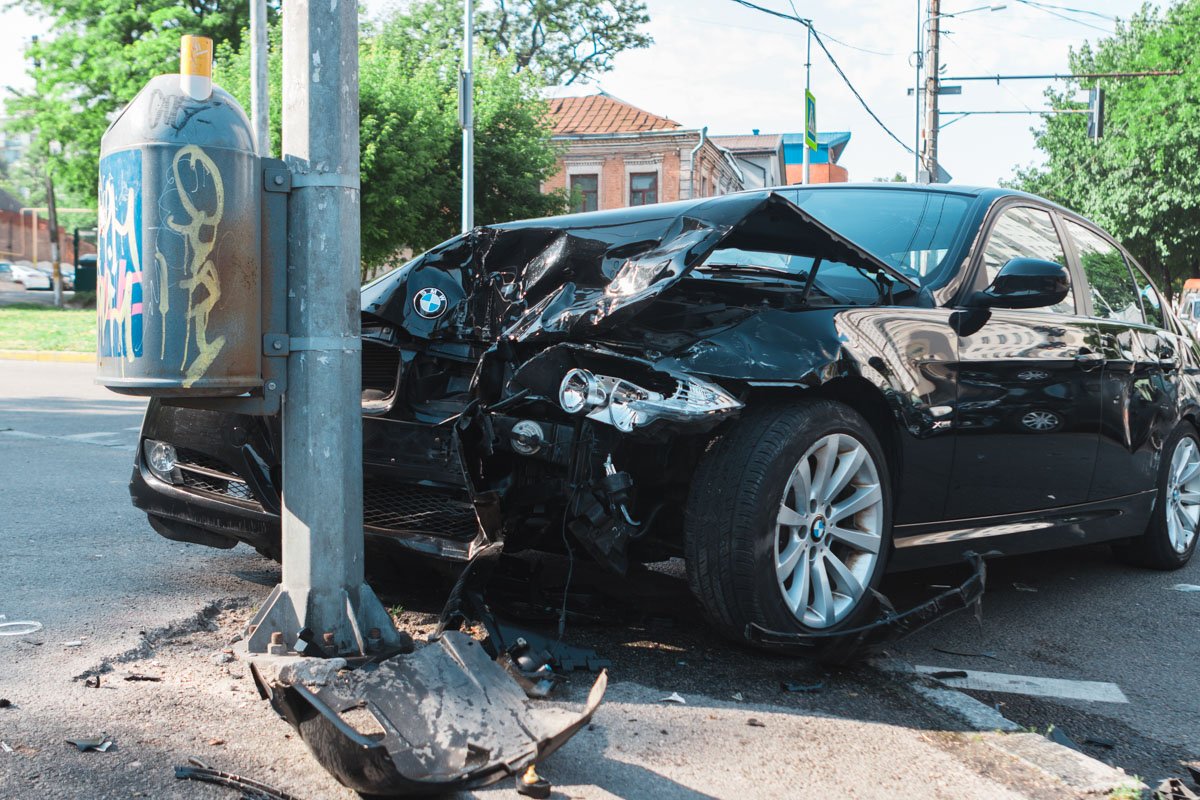BMW отлетел в столб