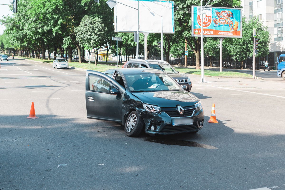От удара Renault развернуло