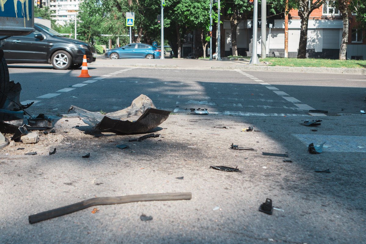 Обломки от машин разлетелись по дороге и тротуарам 