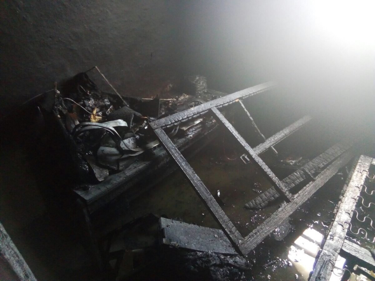 Изнутри дом буквально выгорел дотла Изнутри дом буквально выгорел дотла