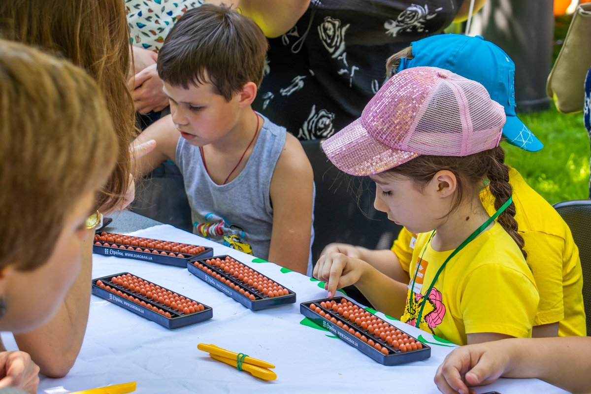Взрослые так не считают на счетах, как быстро это делают дети Взрослые так не считают на счетах, как быстро это делают дети