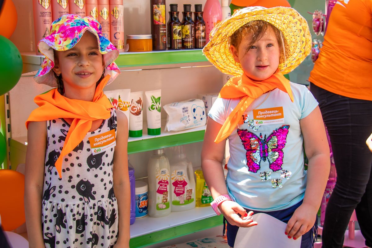 Главное, не перенять у кураторов странную привычку ходить за посетителями по пятам Главное, не перенять у кураторов странную привычку ходить за посетителями по пятам