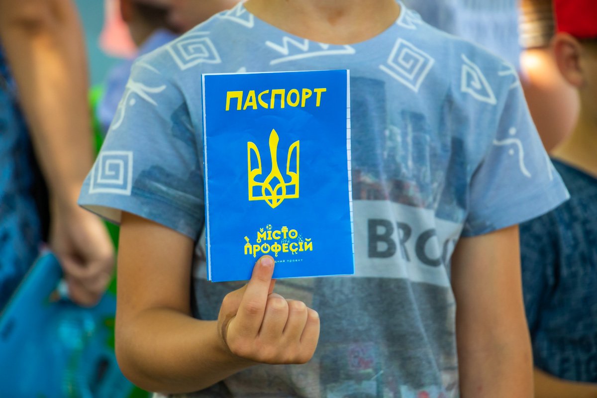 Каждому малышу выдавали свой паспорт. Как у взрослого, только лучше Каждому малышу выдавали свой паспорт. Как у взрослого, только лучше