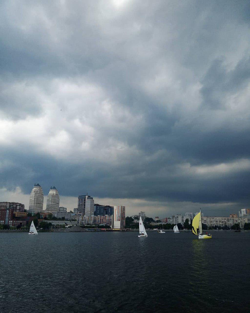 Небо, словно Дементор, высосало всю радость из города. Фото: svetlana.bezuglaya Небо, словно Дементор, высосало всю радость из города. Фото: svetlana.bezuglaya