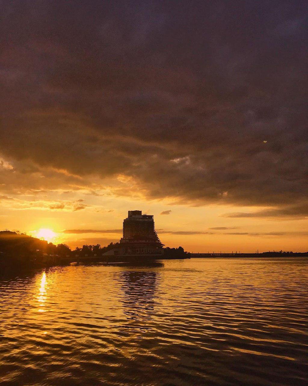 Лето - время очешуительных закатов. Фото: roman_khramenkov Лето - время очешуительных закатов. Фото: roman_khramenkov