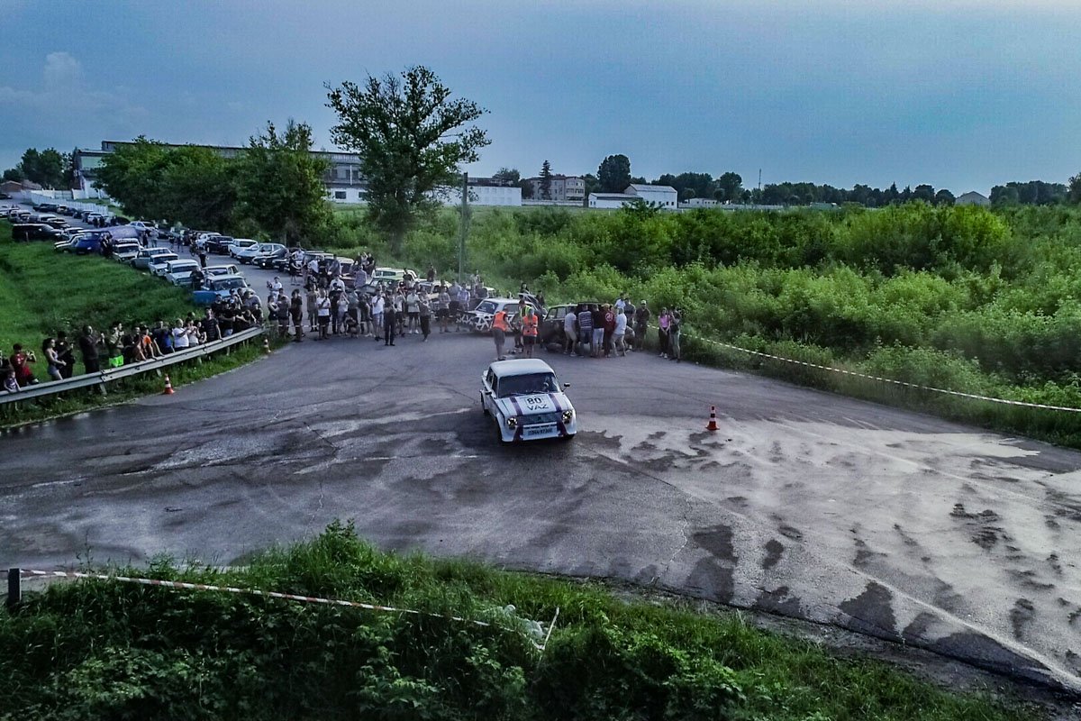 Место специально оградили для проведения Место специально оградили для проведения