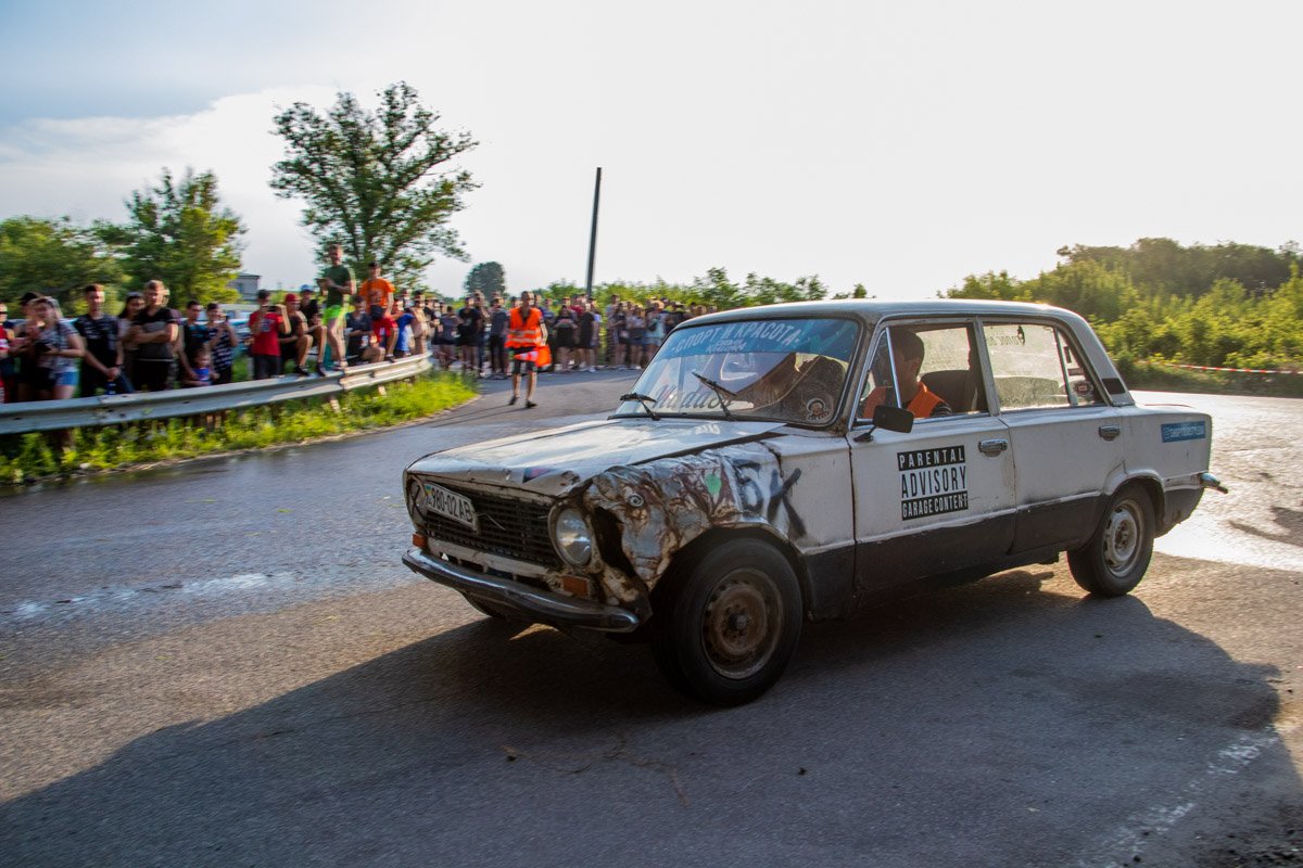 Участники должны были проехать по специальной траектории, а их умения и навыки оценивало профессиональное жюри Участники должны были проехать по специальной траектории, а их умения и навыки оценивало профессиональное жюри