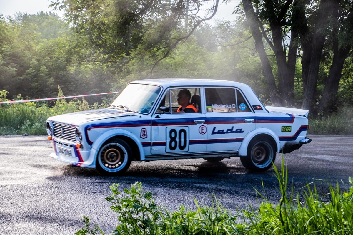 В целях безопасности каждый участник должен был иметь в своей машине огнетушитель В целях безопасности каждый участник должен был иметь в своей машине огнетушитель