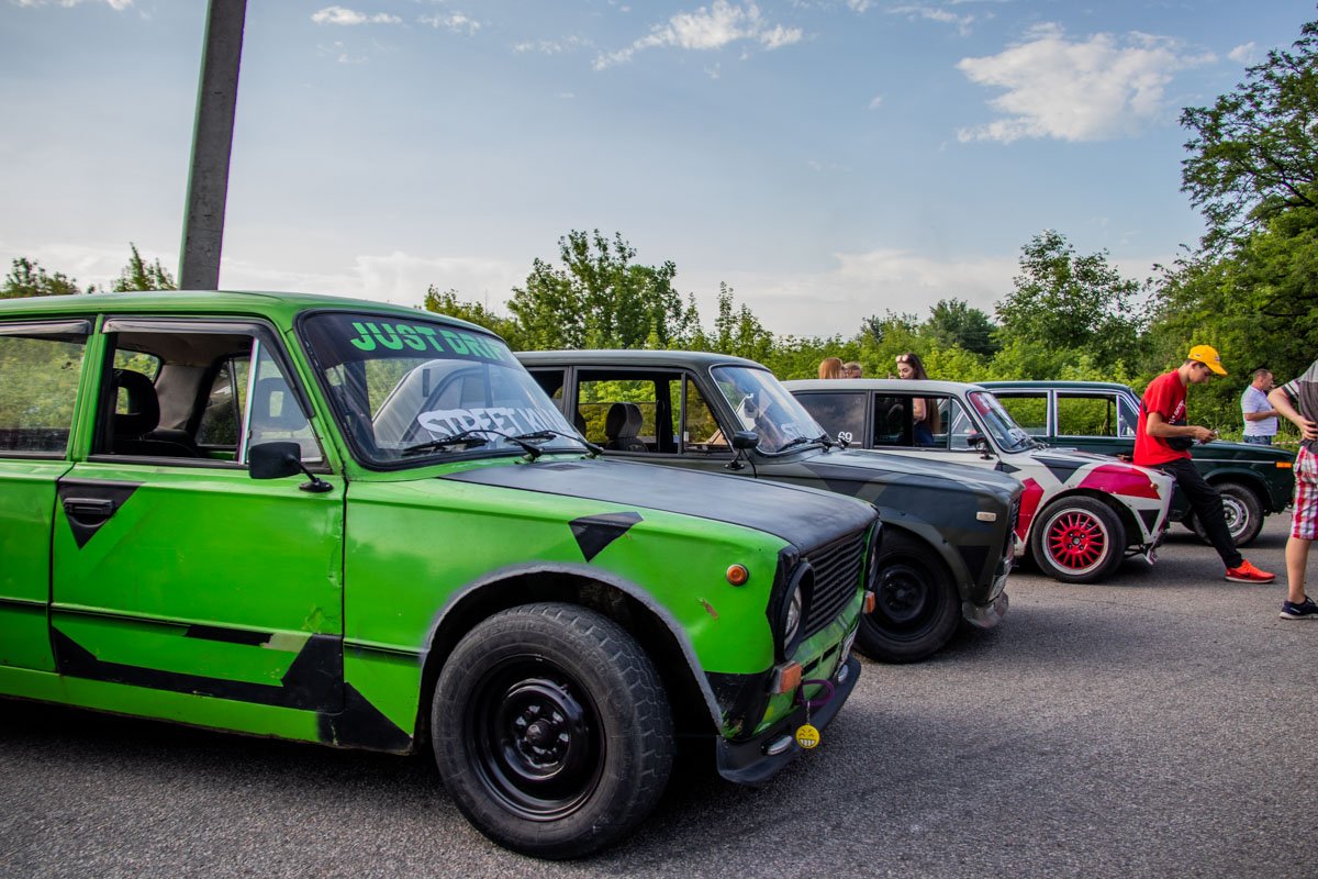 Водители выстроили "ласточек" перед началом дрифта Водители выстроили "ласточек" перед началом дрифта