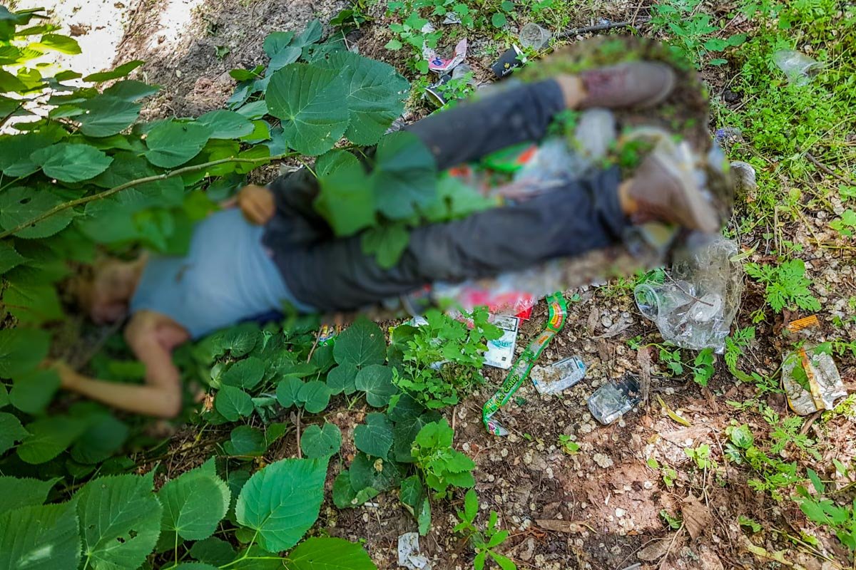 Мальчик нашел тело мужчины недалеко от детской площадке Мальчик нашел тело мужчины недалеко от детской площадке