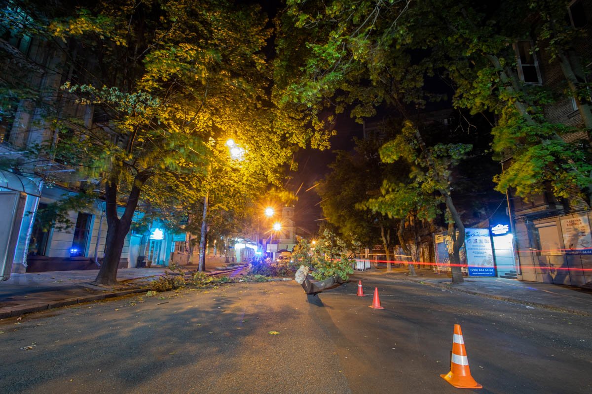 Патрульные установили конусы, чтобы предупредить водителей о том, что проезд по улице ограничен Патрульные установили конусы, чтобы предупредить водителей о том, что проезд по улице ограничен