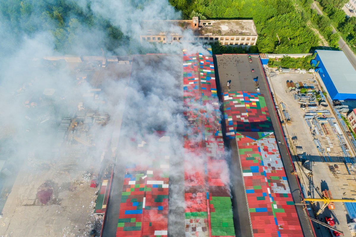 Пламя быстро распространилось по территории помещения, окутав здание густым белым дымом