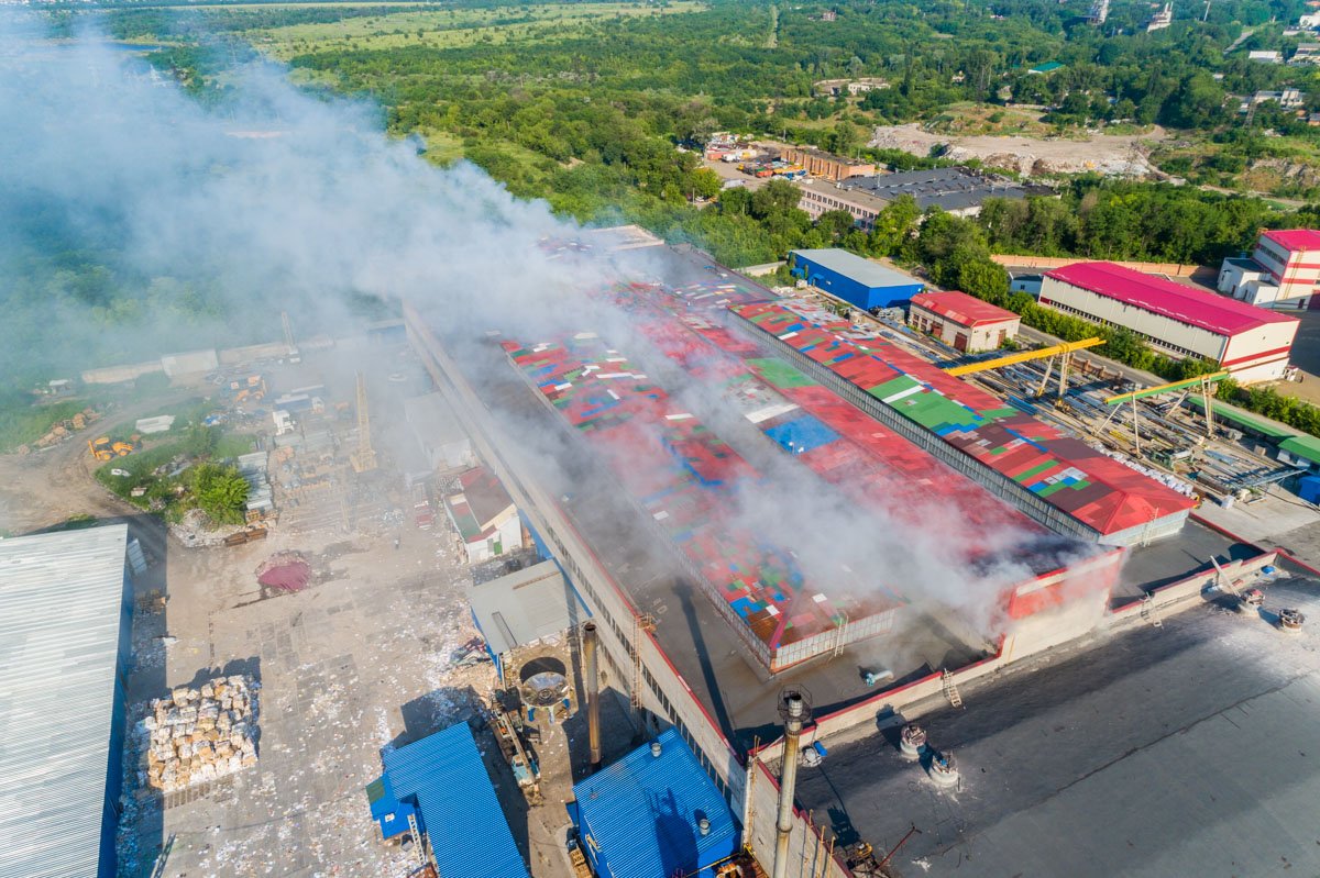 По предварительным данным, пожар начался в одном из цехов