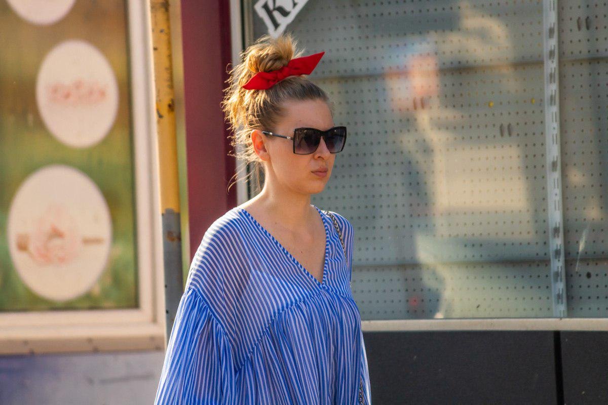 Люди закрываются очками Люди закрываются очками