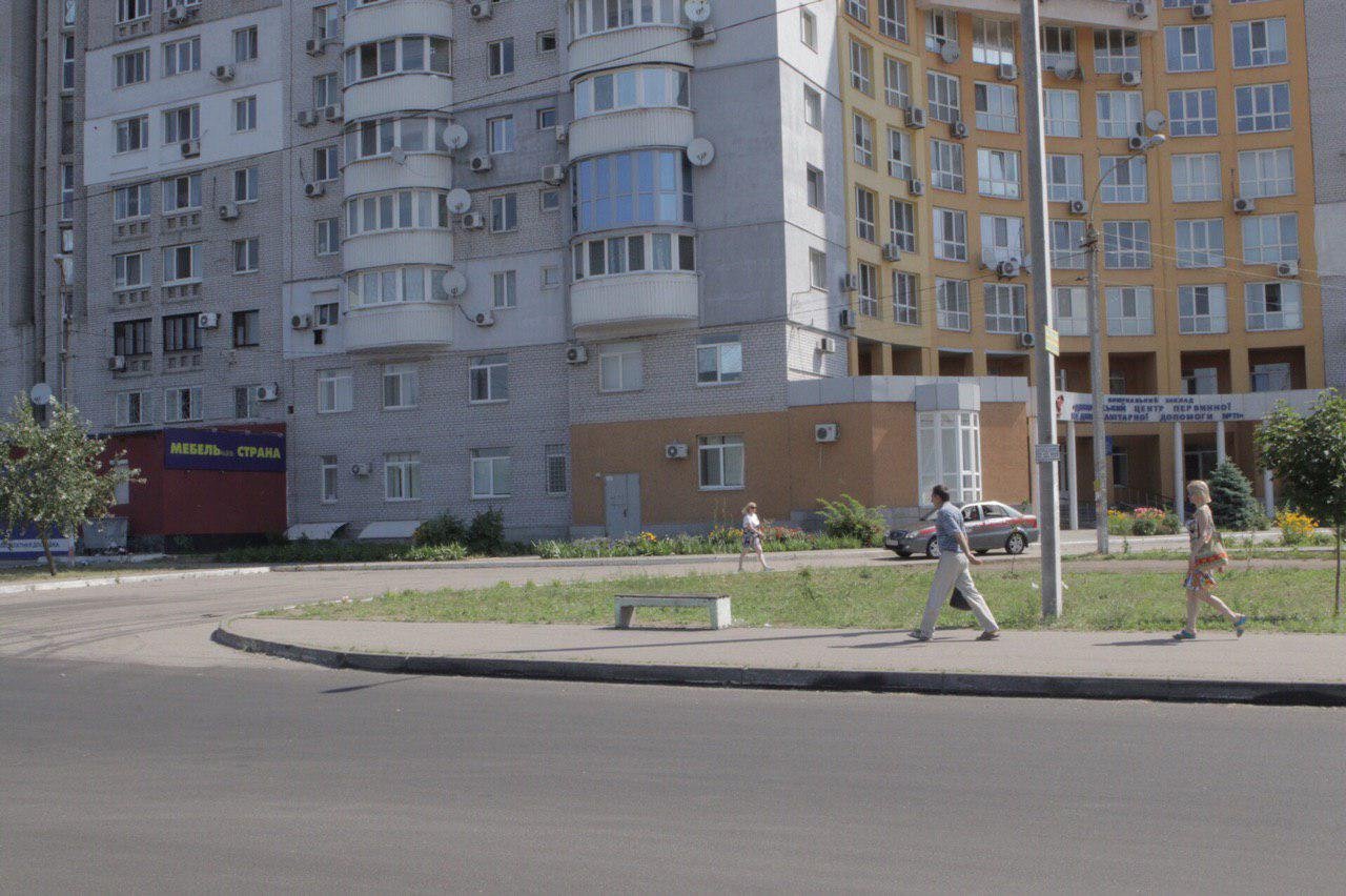 На улице Высоцкого, 2а возле поликлиники умер мужчина