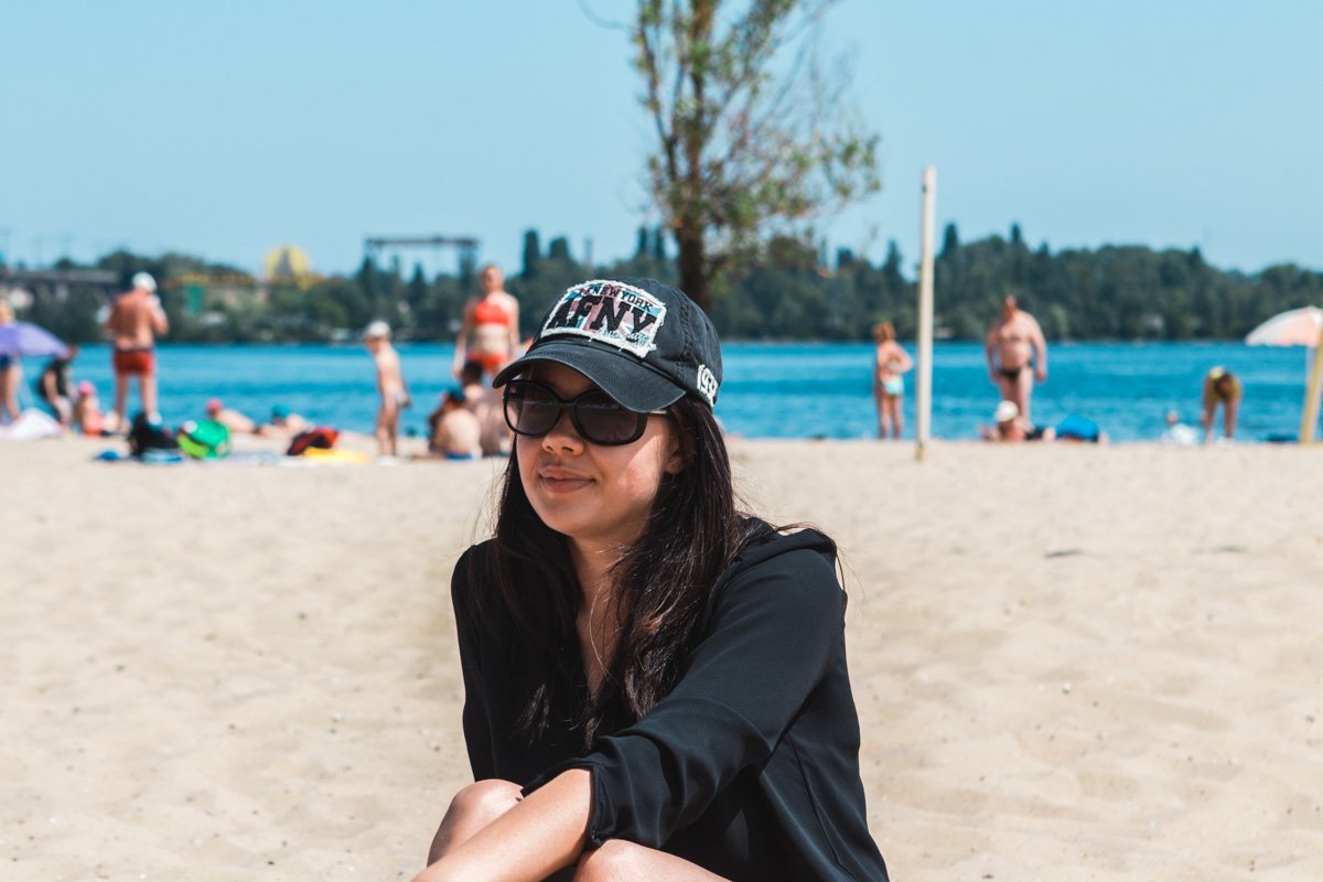 Притягивает солнечные лучи 