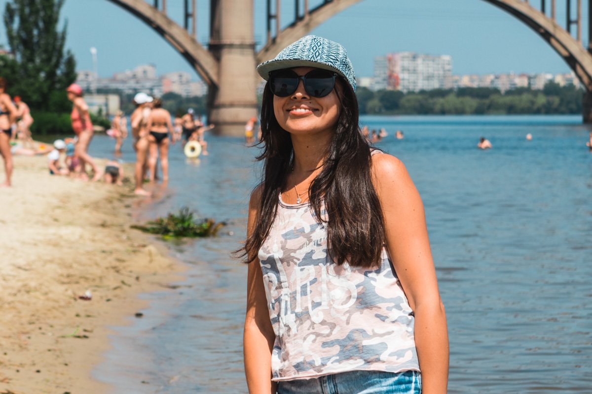 Некоторые не торопятся купаться, но загорают полным ходом 