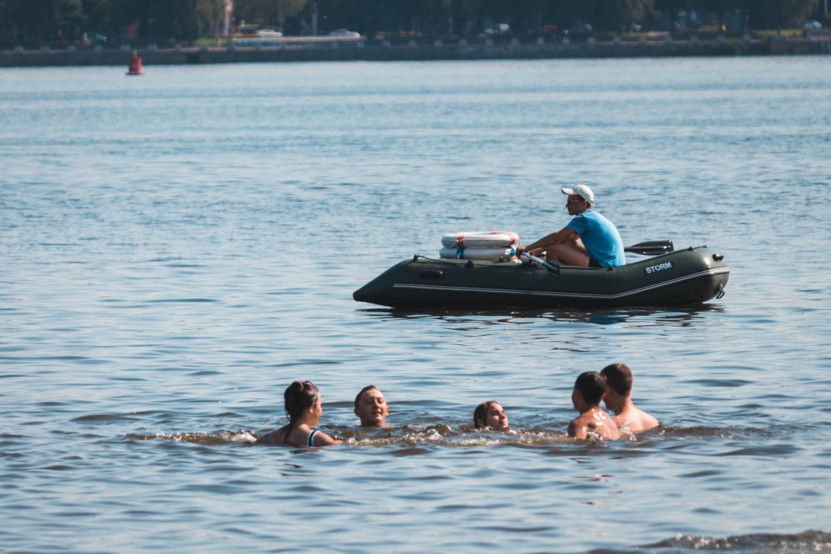 Купаются все: и взрослые, и дети 