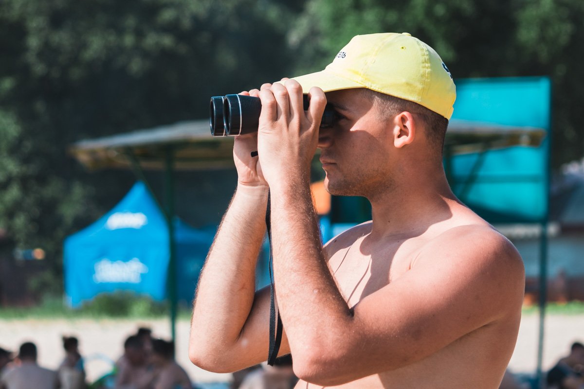 Высматривает красоток 