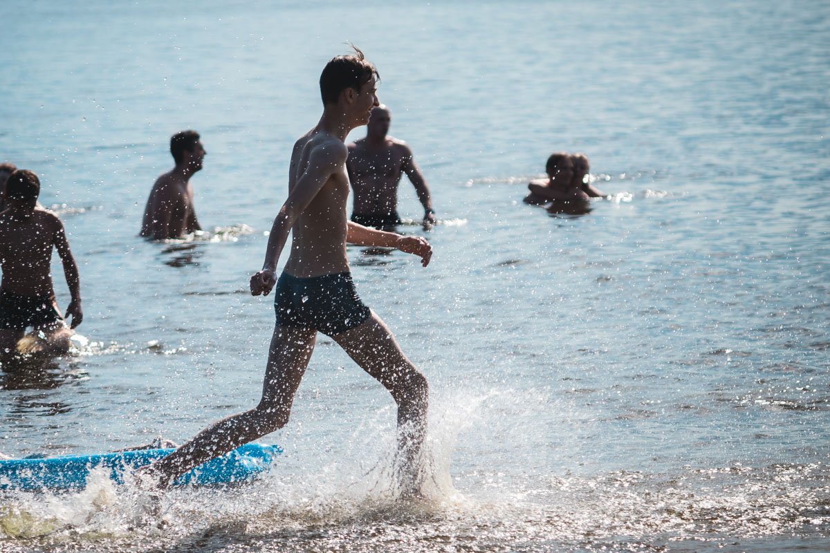 На пляжах достаточно людно 