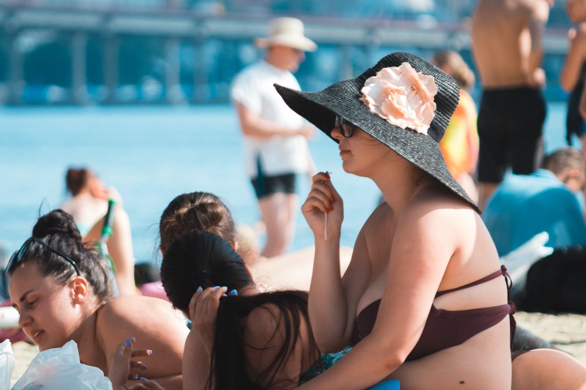 Кто-то умастился на горячем песке и принимает солнечные ванны, кто-то играет в волейбол, баскетбол и пляжный футбол, а кто-то не вылазит из воды