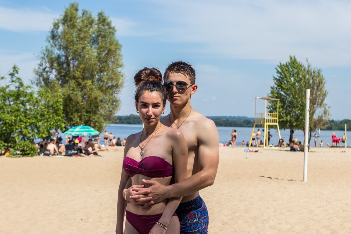 На пляжах можно встретить много красивых пар 