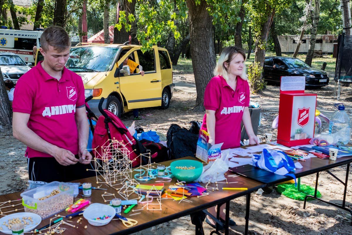 Посетителей ждали множество развлекательных программ, игр, конкурсов, сюрпризов и хорошее настроение