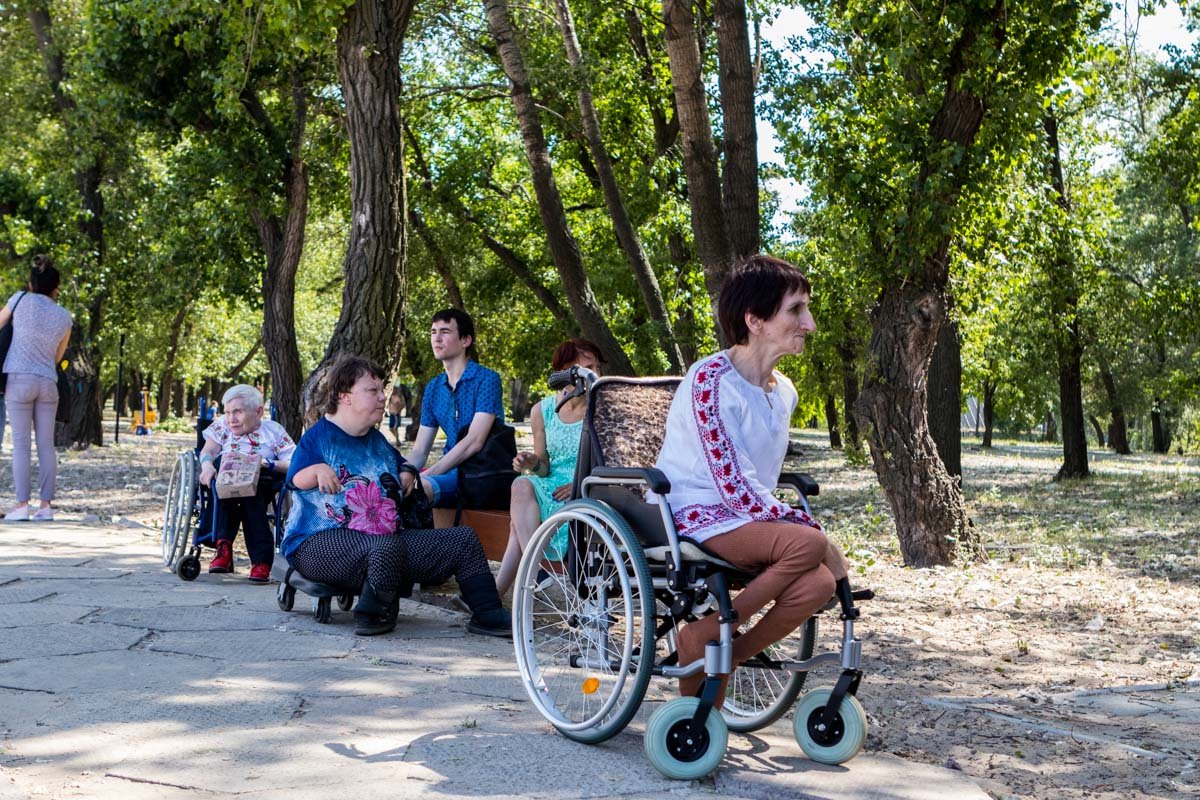 Фестиваль посетили много людей с инвалидностью 