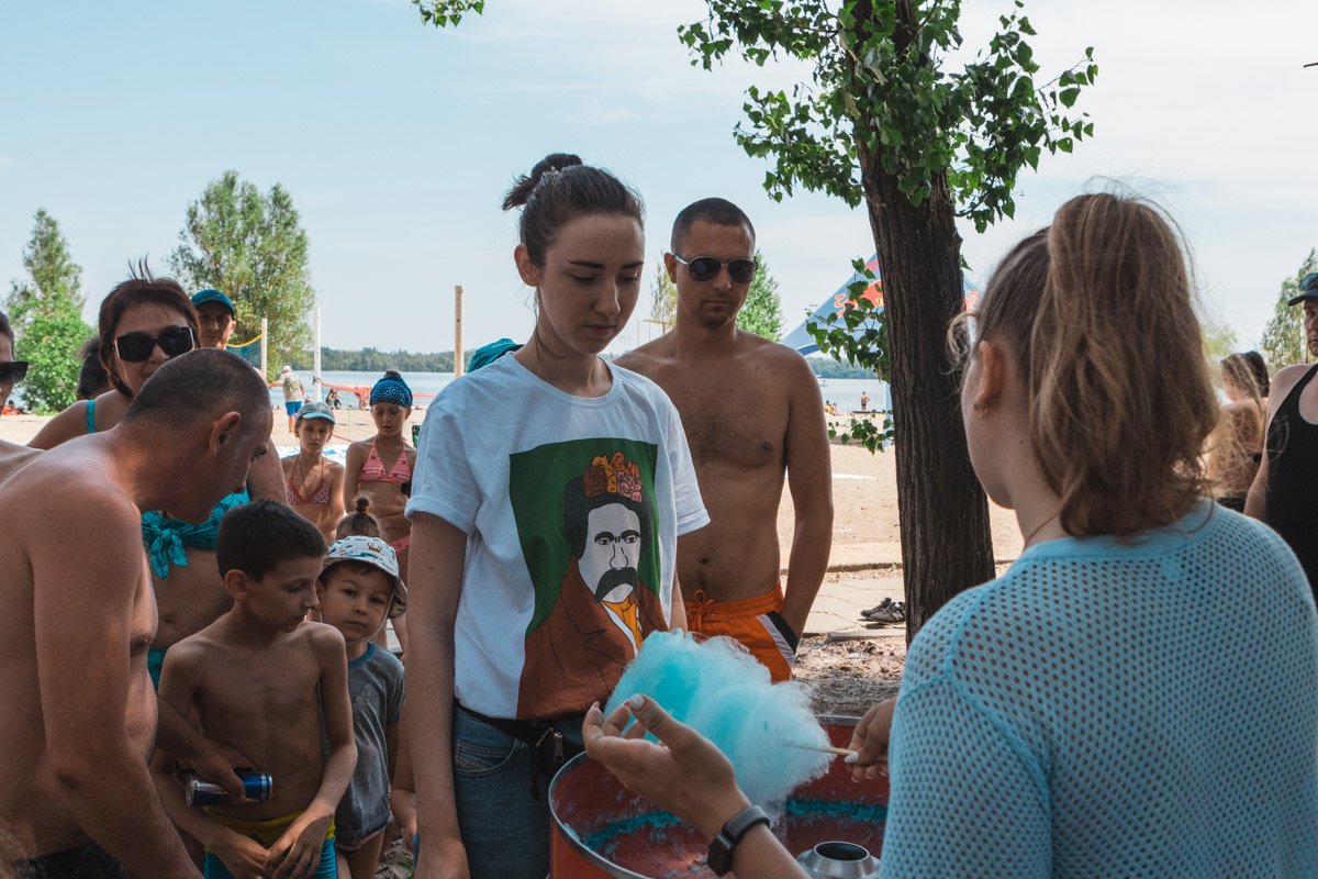 Всем желающим бесплатно давали сладкую вату 