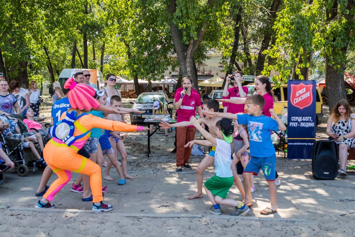 Аниматоры развлекали детей веселыми играми и конкурсами 