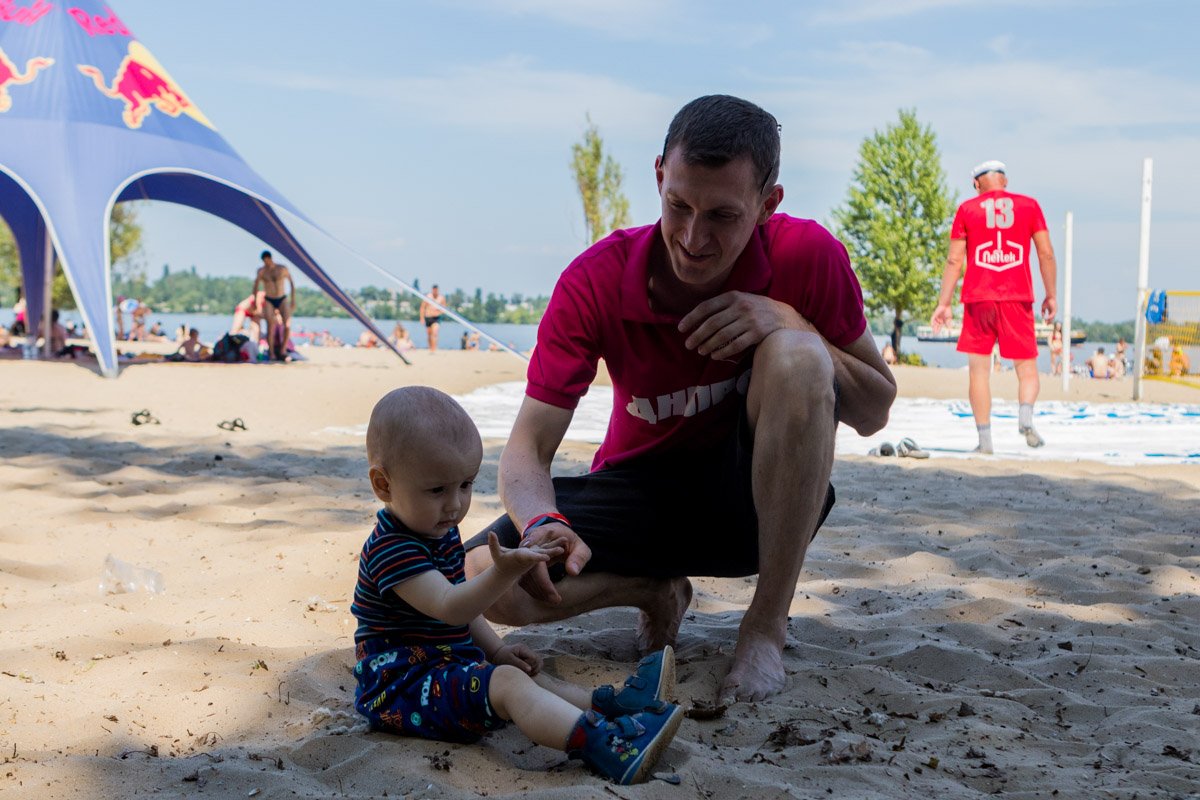 Малыш тоже пришел праздновать 