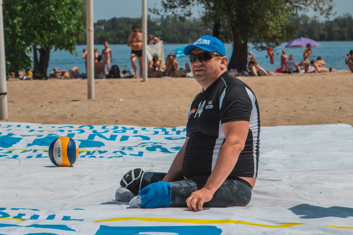 Праздник начался в волейбольного турнира 