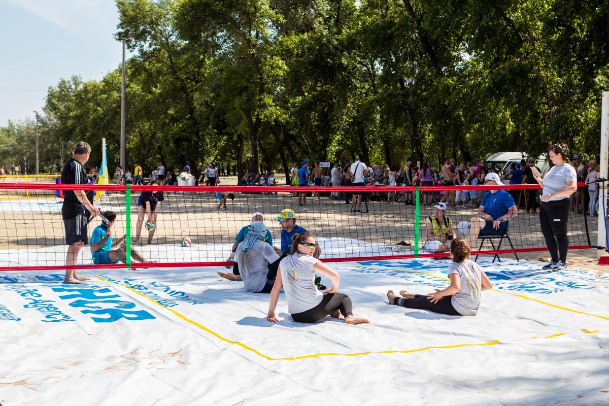 Соревнования по волейболу проходили сидя
