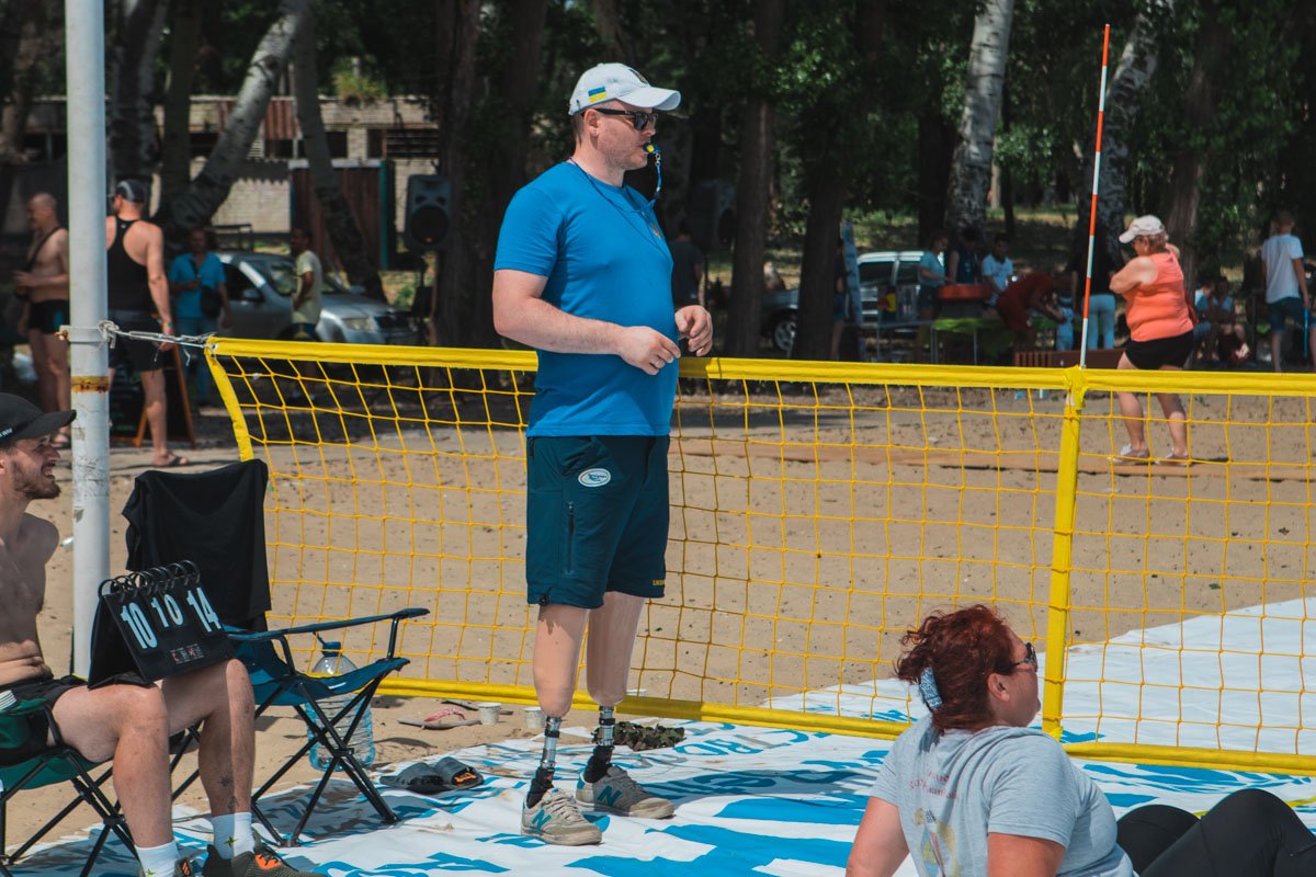 Турнир по волейболу был серьезным, судья следил за ходом игры и награждал победителей 