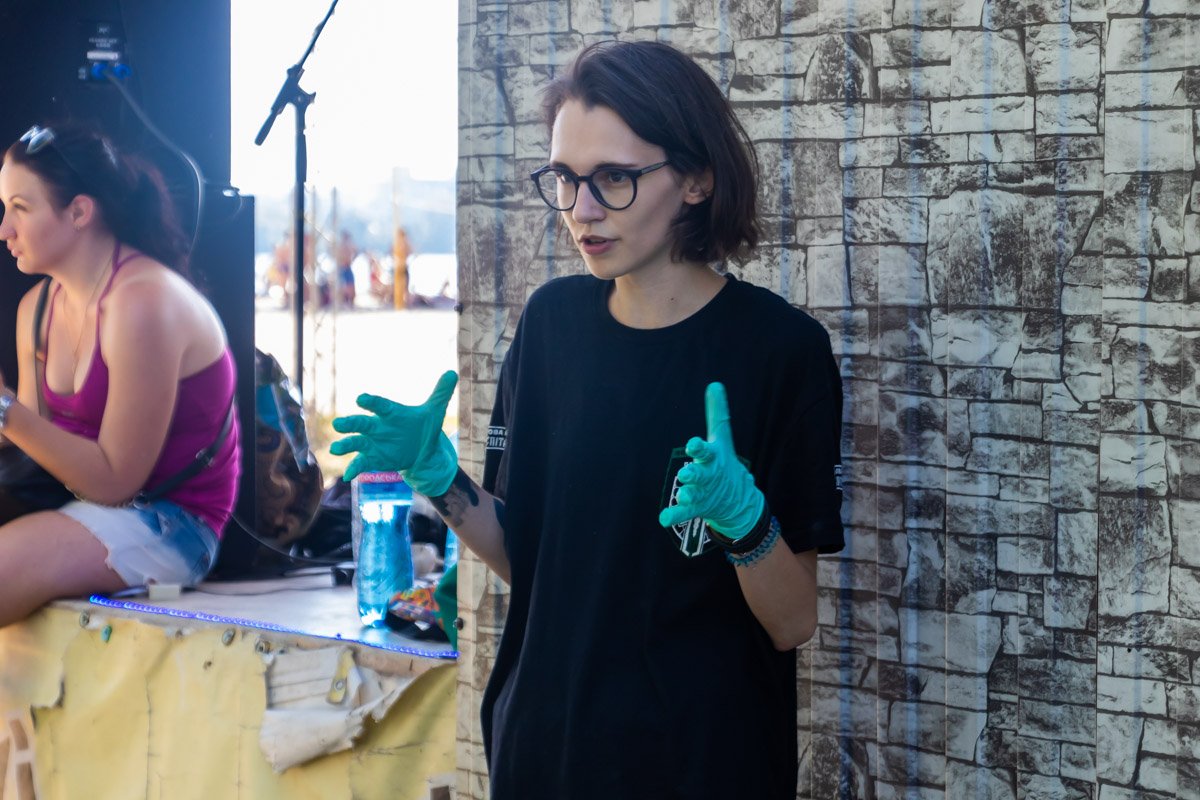 Перед оказанием помощи - побеспокойтесь о собственной безопасности - наденьте перчатки