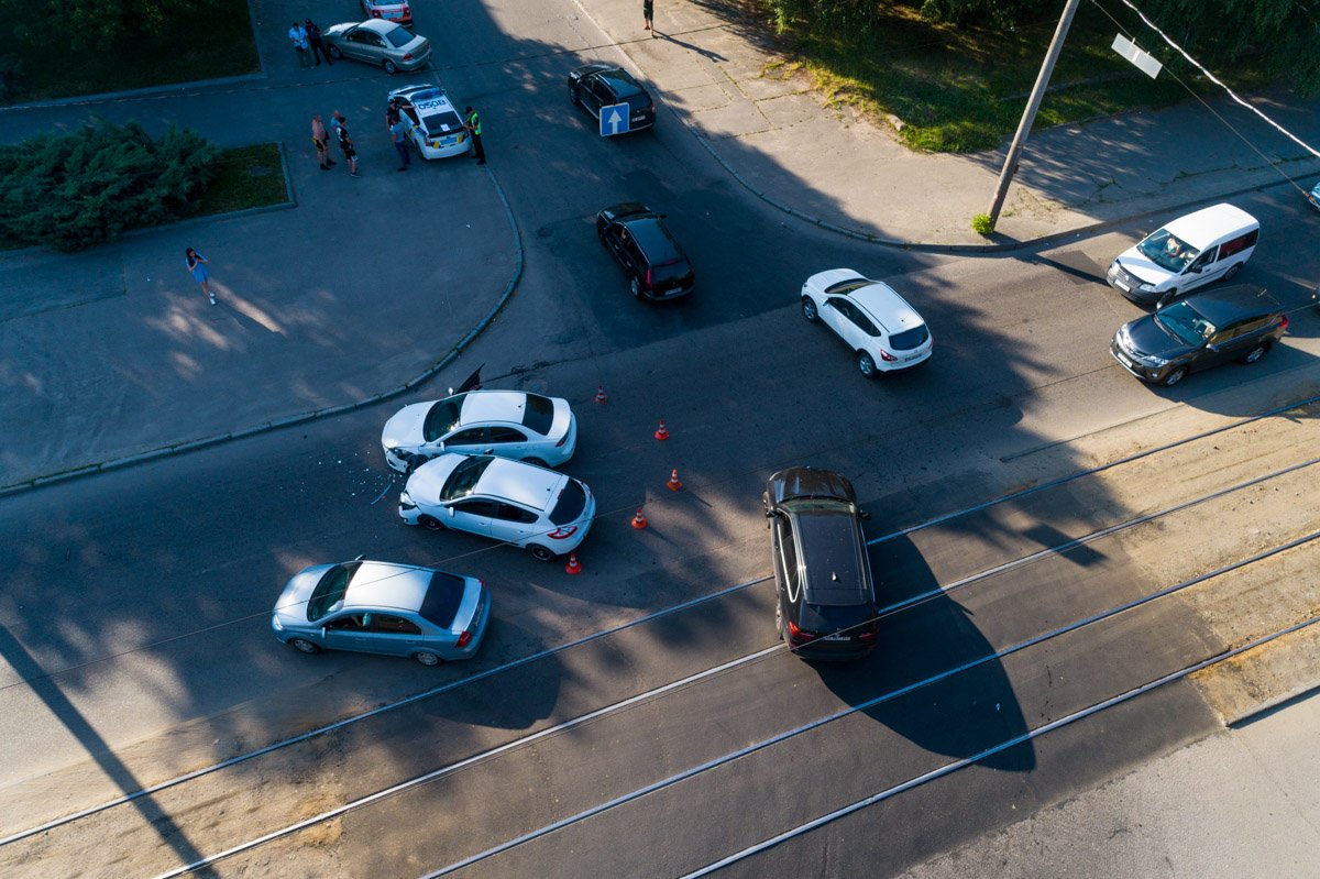 На место происшествия приехали сотрудники полиции, врачи скорой помощи и следователь На место происшествия приехали сотрудники полиции, врачи скорой помощи и следователь
