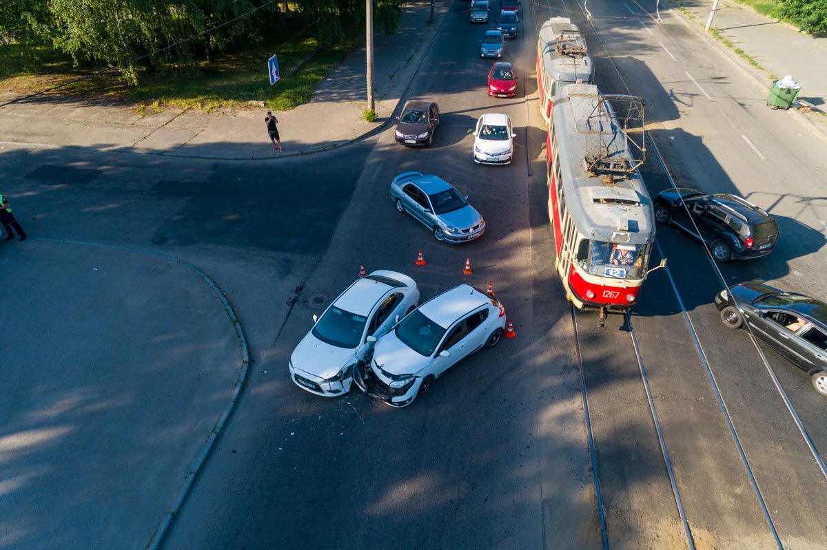 Автомобиль Renault двигался по улице Михаила Грушевского и собирался поворачивать на улицу Барвинковскую Автомобиль Renault двигался по улице Михаила Грушевского и собирался поворачивать на улицу Барвинковскую