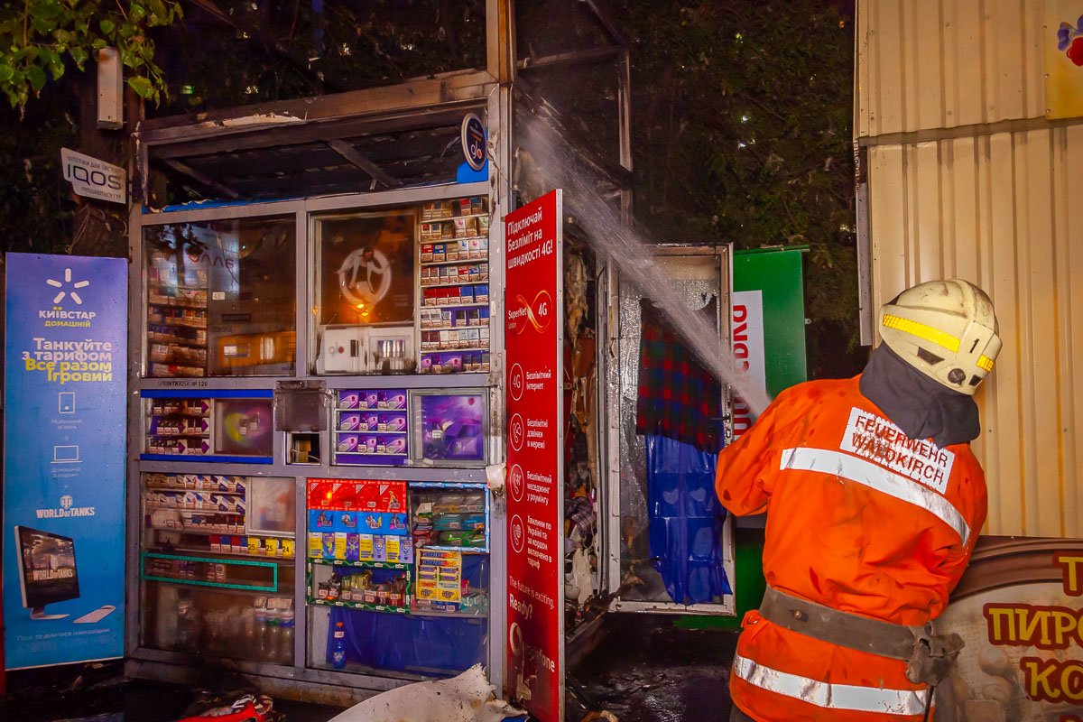 В воскресенье, 2 июня на остановке общественного транспорта, которая напротив ТЦ "Дафи", загорелся сигаретный киоск