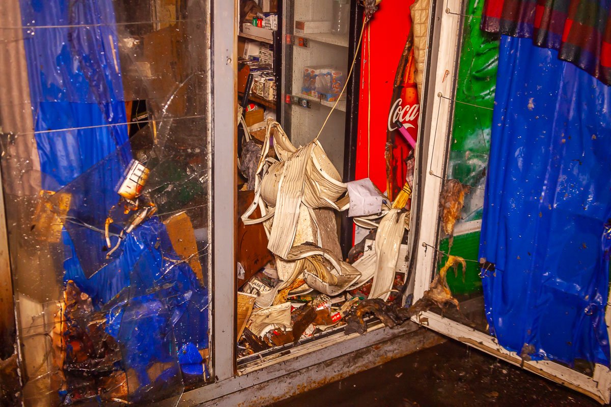 Несмотря на то, что спасатели прибыли на место в течение нескольких минут, постройка сильно пострадала