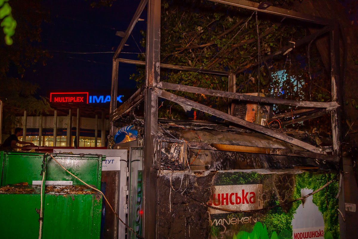 Спасатели выяснили, что очаг возгорания находился сверху торгового киоска и сразу же приступили к тушению