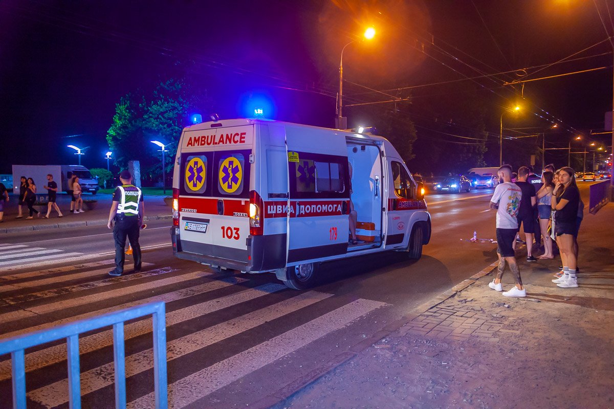В Днепре на Сичеславской Набережной Subaru на пешеходном переходе сбил парня и девушку В Днепре на Сичеславской Набережной Subaru на пешеходном переходе сбил парня и девушку