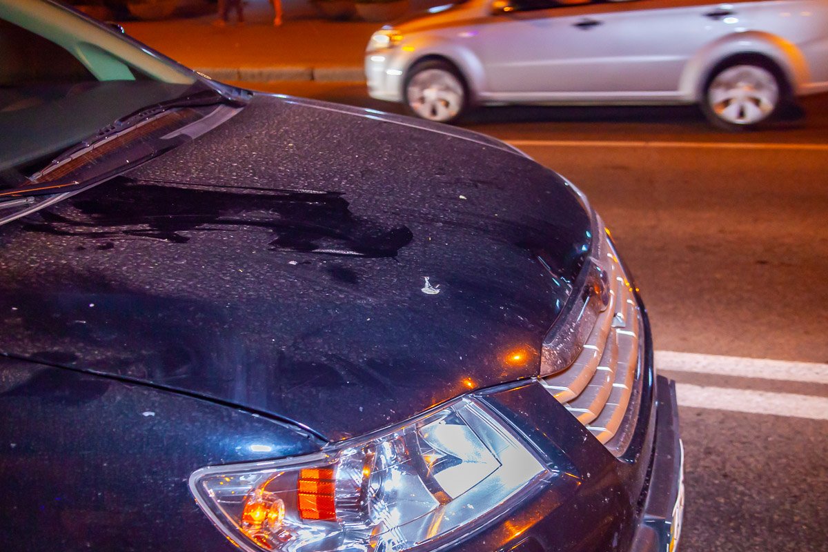 У автомобиля погнута крышка капота и разбита решетка радиатора  У автомобиля погнута крышка капота и разбита решетка радиатора