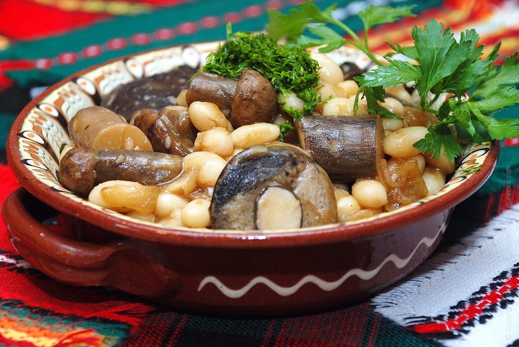 Полезные и вкусные рецепты: как приготовить фасоль с грибами в сметанном соусе 1