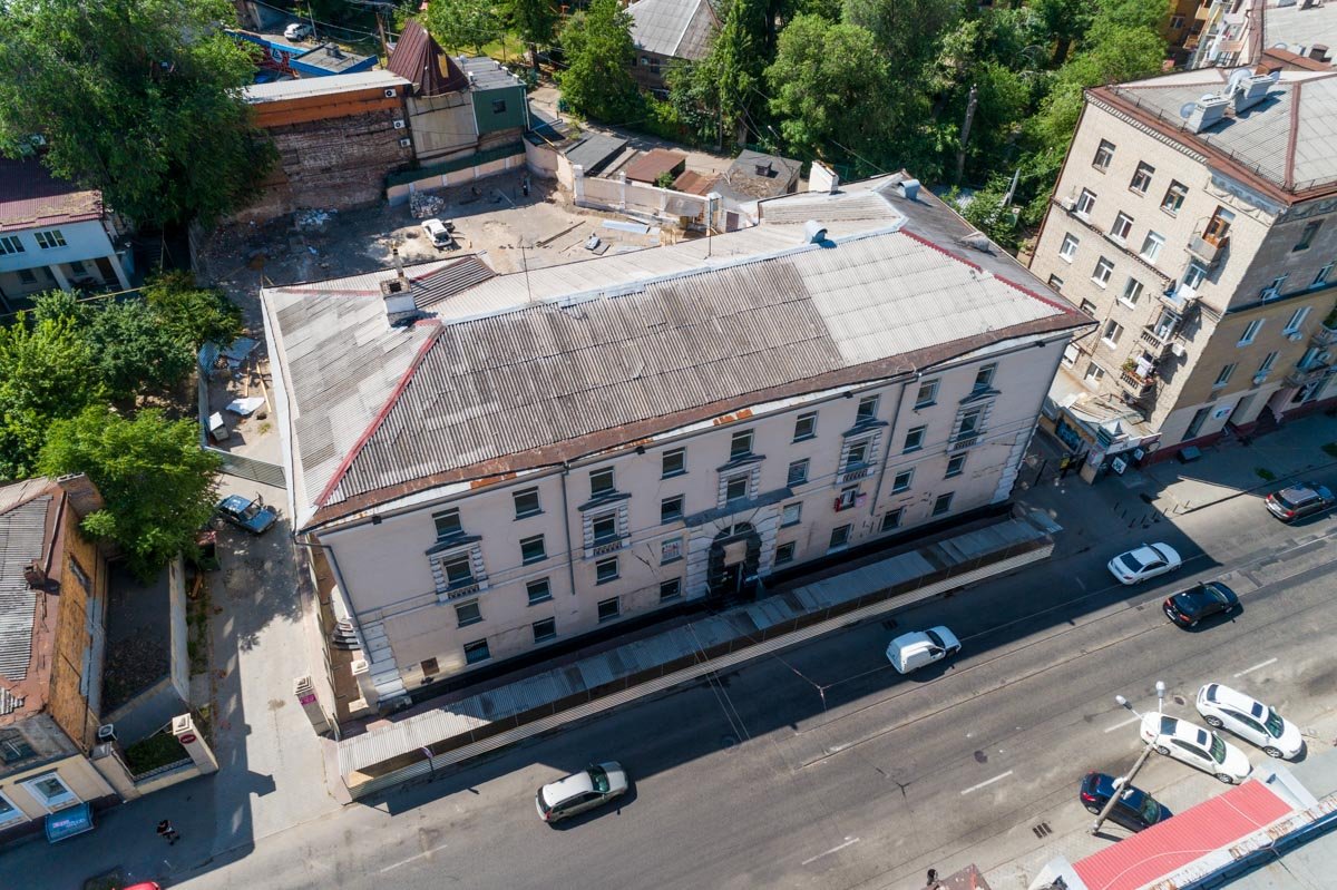 Здание обнесли забором Здание обнесли забором