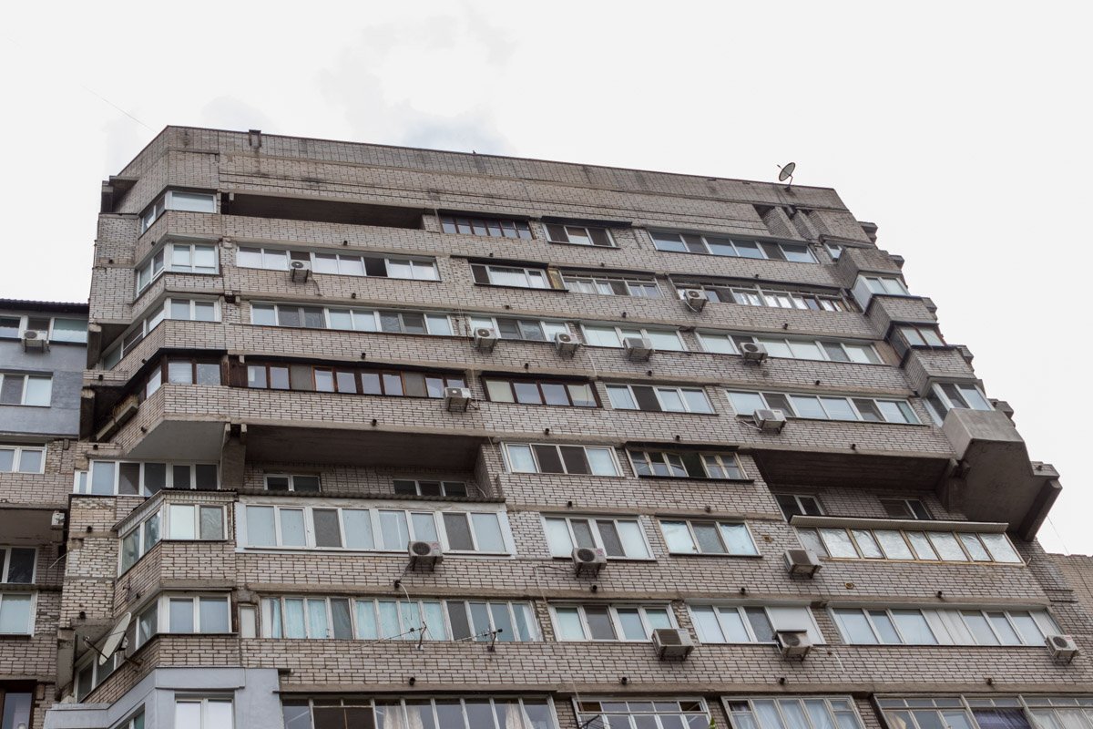 В Днепре на улице Поля женщина пыталась выпрыгнуть с 12-го этажа В Днепре на улице Поля женщина пыталась выпрыгнуть с 12-го этажа