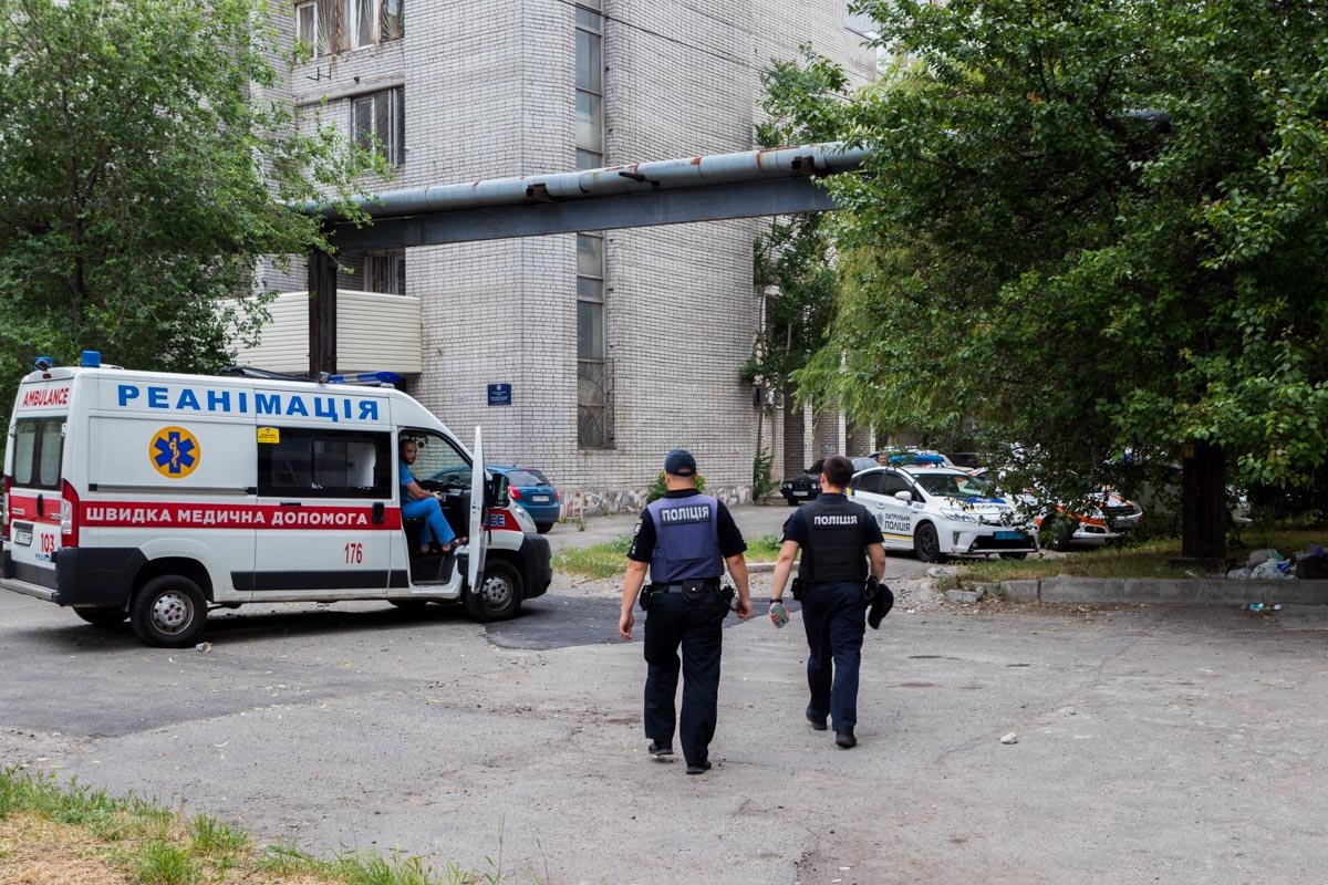 Очевидцы вызвали на место происшествия сотрудников патрульной полиции и врачей скорой помощи Очевидцы вызвали на место происшествия сотрудников патрульной полиции и врачей скорой помощи