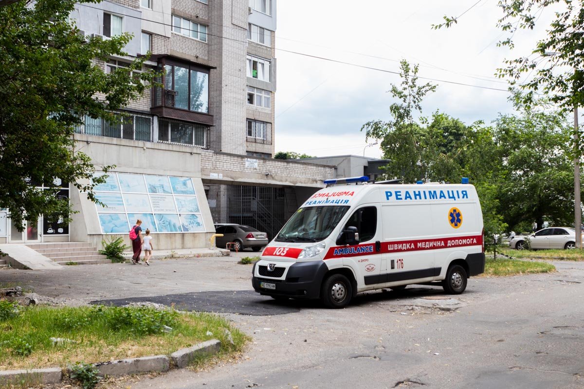 По словам очевидцев, женщина вылезла из окна на кондиционер, сидела на нем и что-то кричала По словам очевидцев, женщина вылезла из окна на кондиционер, сидела на нем и что-то кричала