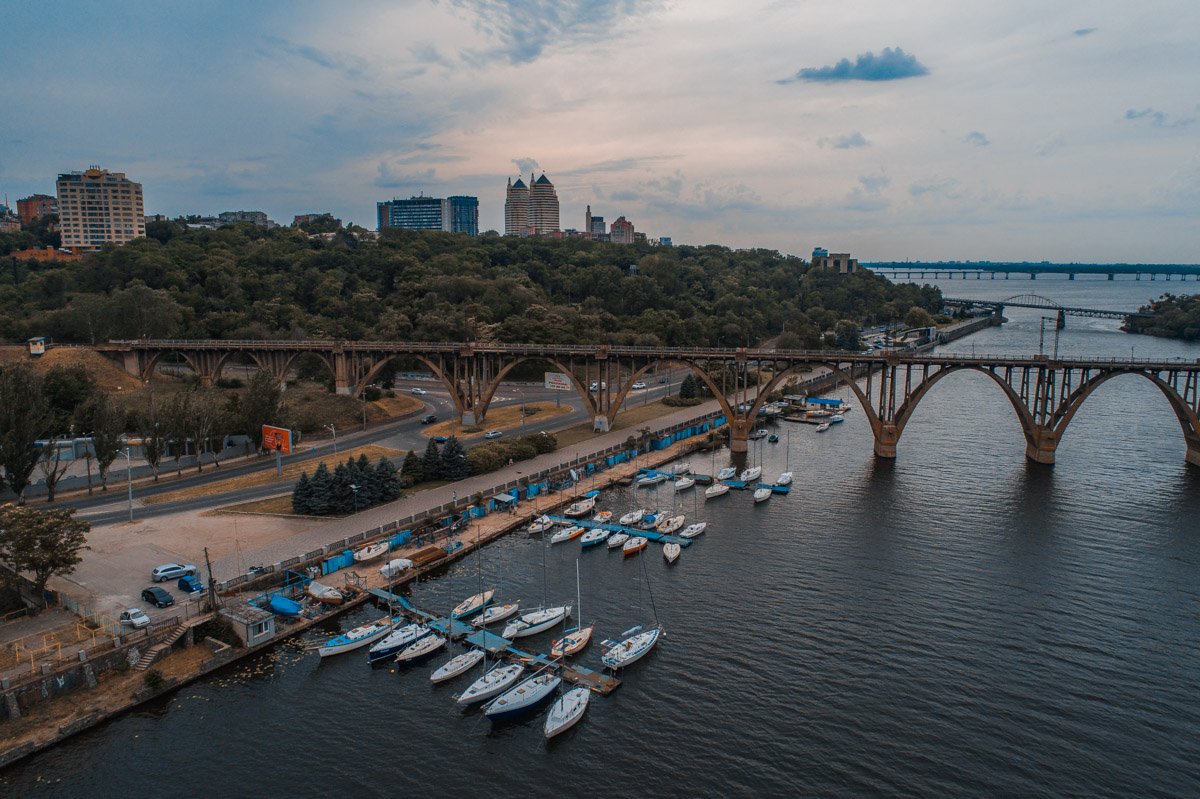 обедал черт знает с кем во фраке.