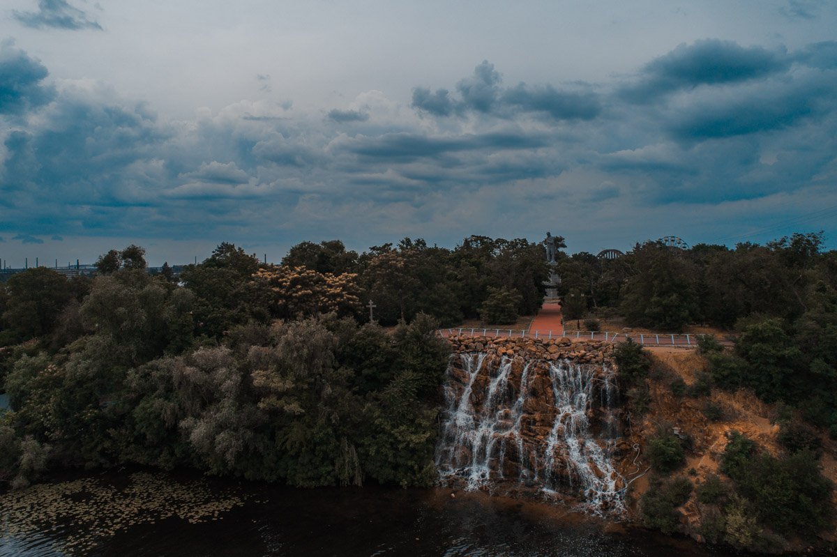 Бросил страну, что меня вскормила.